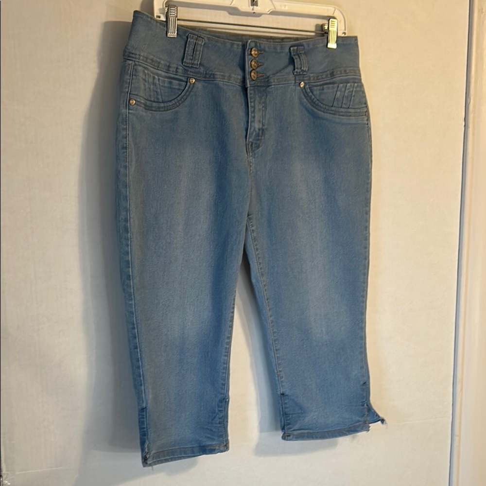 Kaba Mid Rise Stretch Light Blue Denim Capris. Size 16c